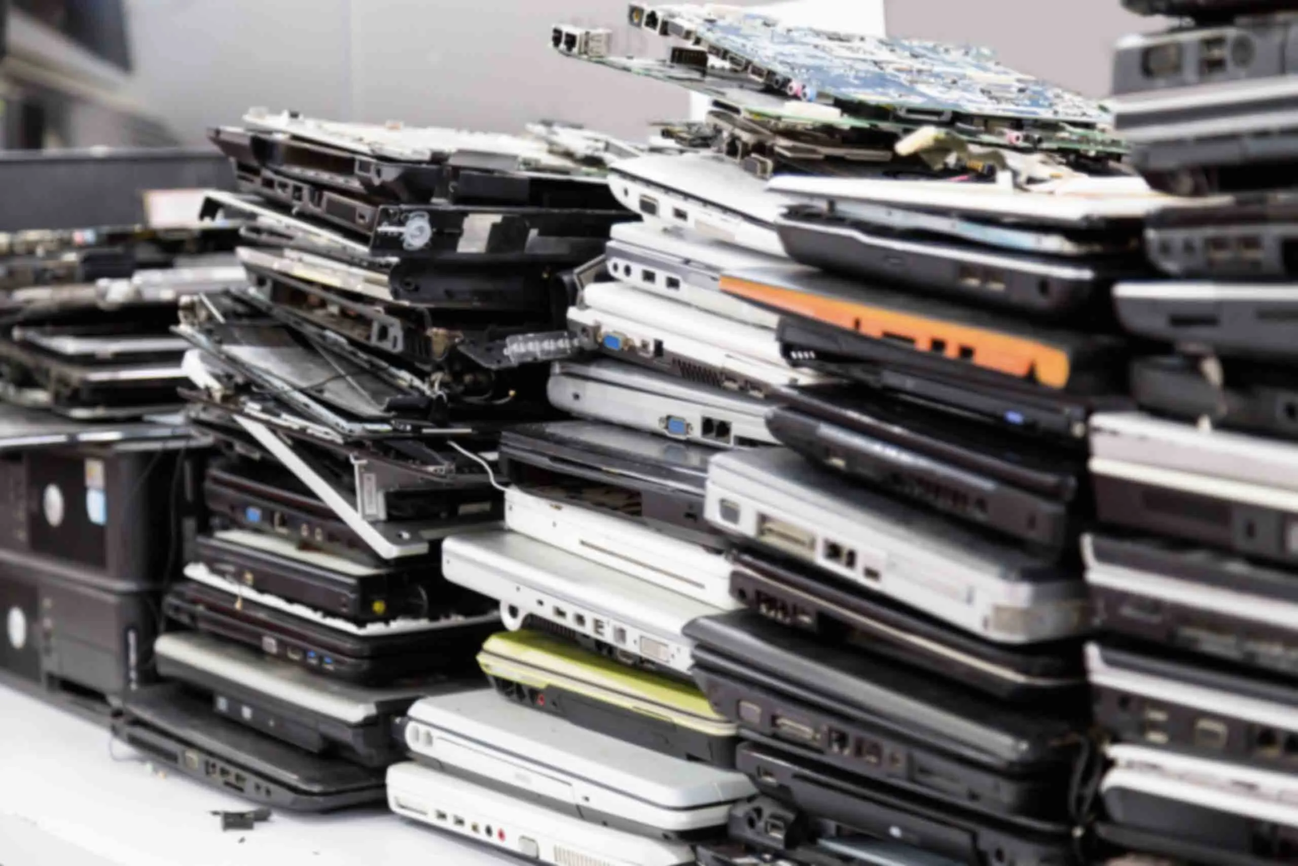 Débarras DEEE déchets électroniques